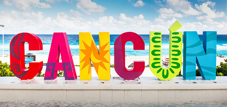 Cancún-Schriftzug am Karibischen Meer